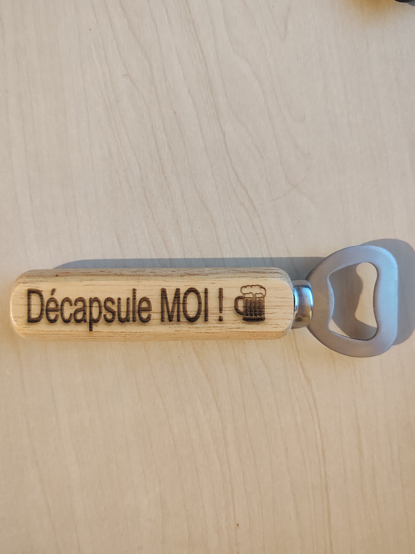 Décapsuleur en bois gravé personnalisable – Fabrication artisanale française