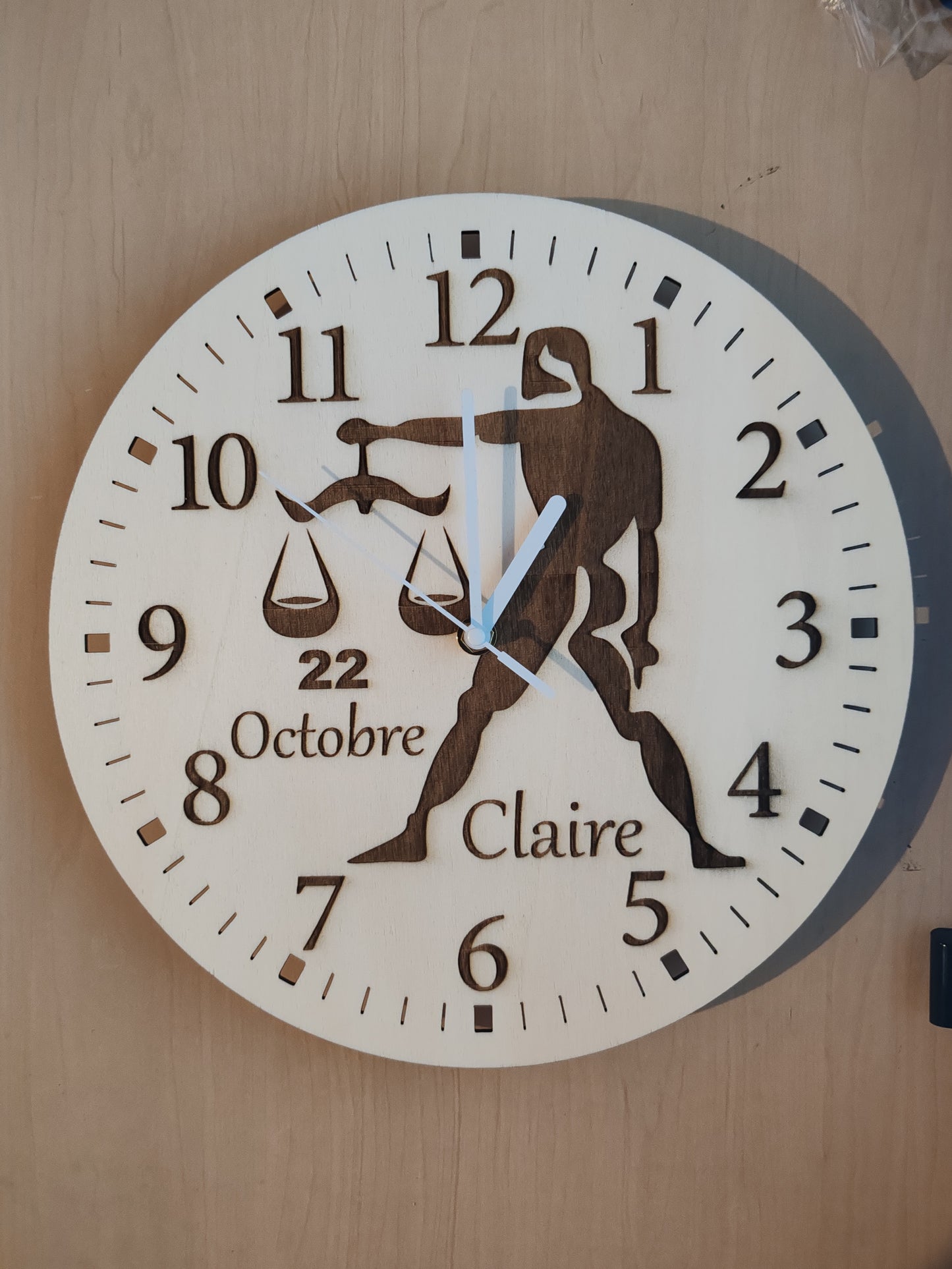Horloge en bois gravée personnalisable – Signe du zodiaque & prénom – Fabrication artisanale française