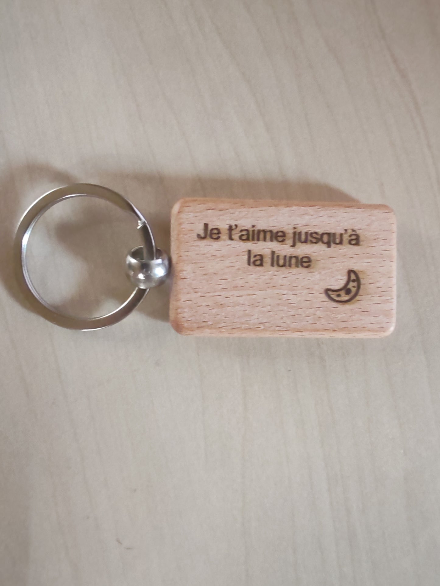 Porte-clés en bois gravé personnalisable – Cadeau artisanal