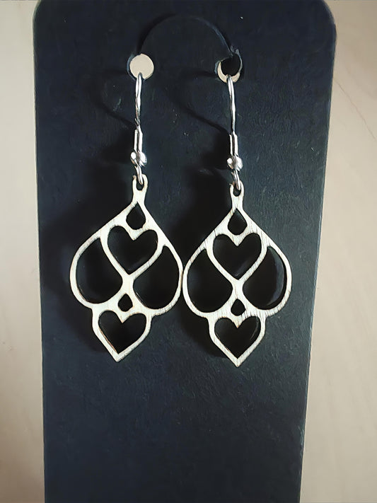 Boucles d’oreilles artisanales en bois – Motif cœurs entrelacé